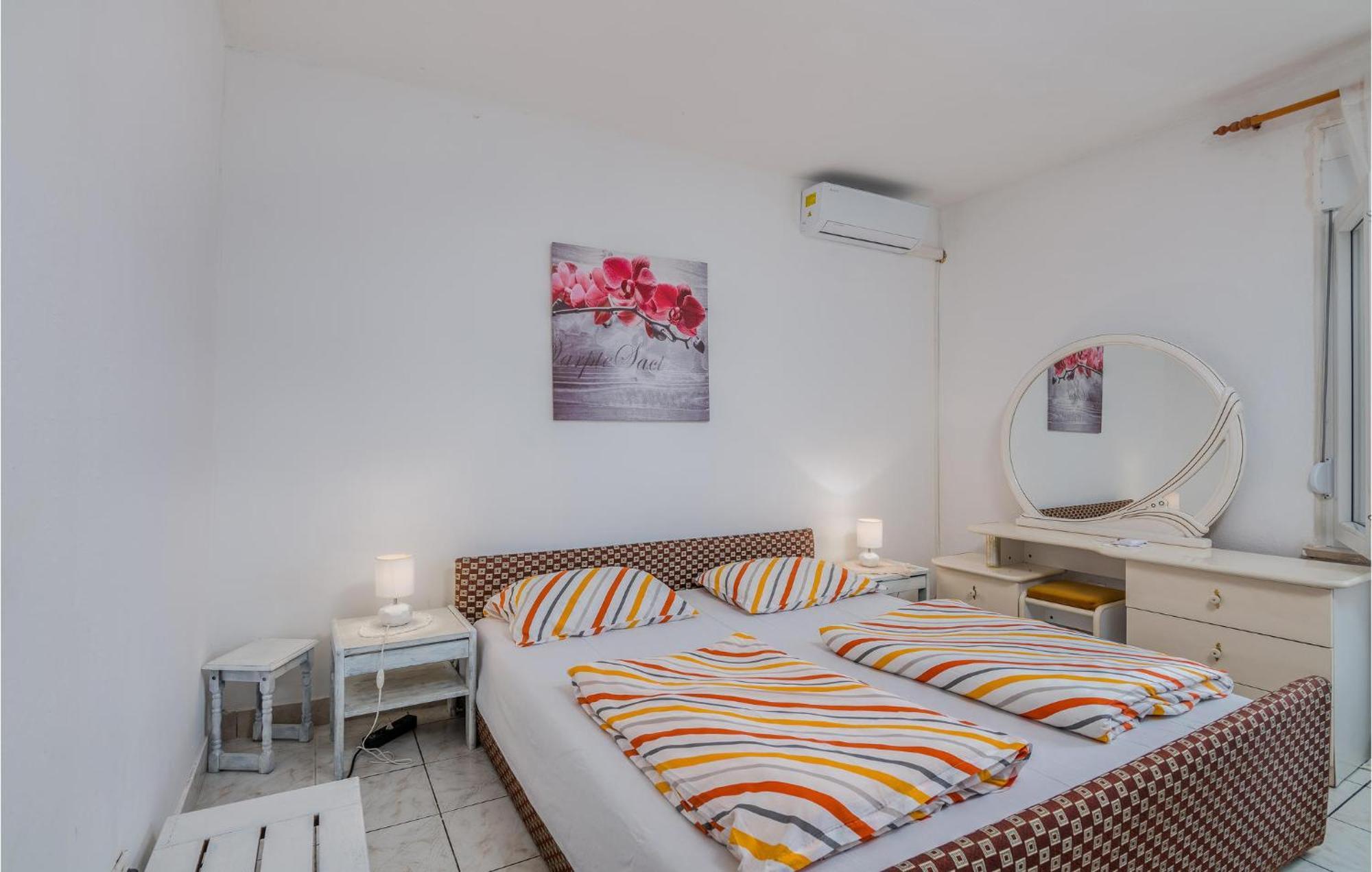 Lovely Apartment In Stara Baska 1 With Kitchen Esterno foto